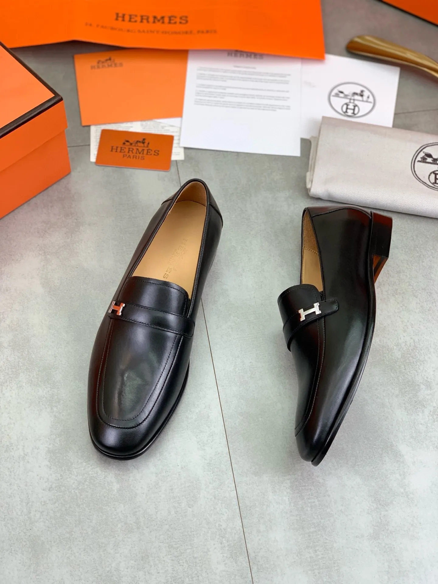 Factory price P960 💰Top version 💎💎💎 Original leather outsole Brand: Hermès (Hermès) Standard code: Men's size 39-44 (38, 45 can be customized) Grade: Same as the official website Original quality materials: Original soft calfskin Water-dyed cowhide lining Original Italian leather outsole Style categories: Men's fashion Formal casual leather shoes Slip-on men's shoes series Young fashion European and American trends, British style, colors: multiple options, counter packaging
